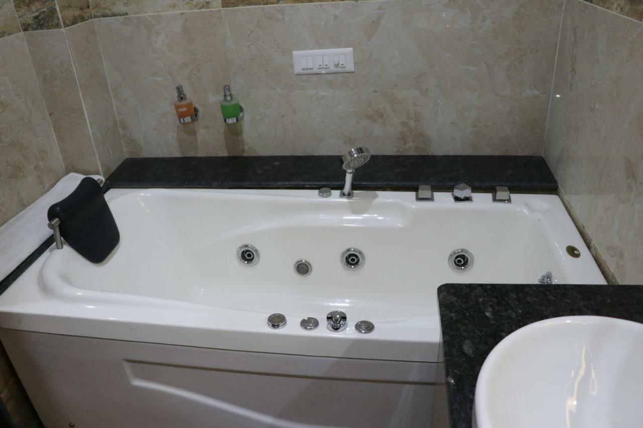S.R. Residency Hotel Zirakpur Exterior photo