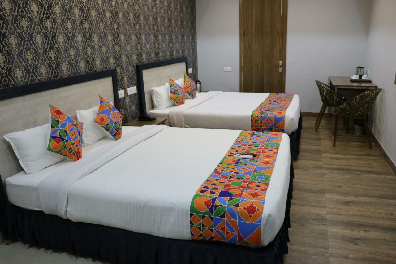 S.R. Residency Hotel Zirakpur Exterior photo