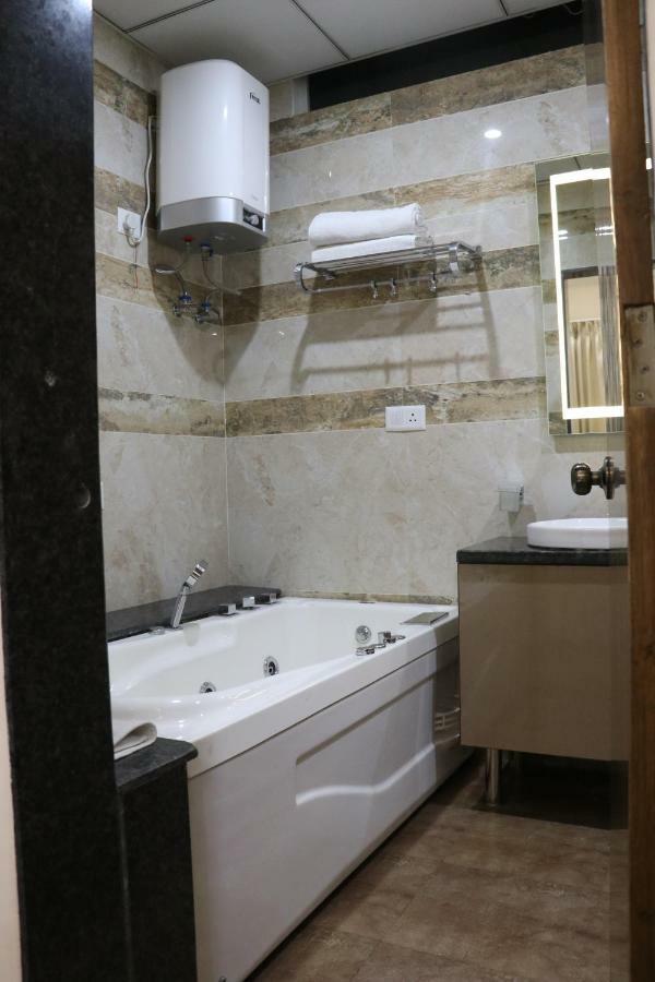 S.R. Residency Hotel Zirakpur Exterior photo
